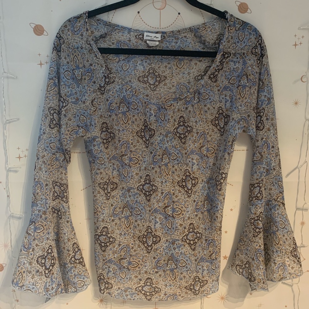 Super cute paisley bell sleeve top🌸